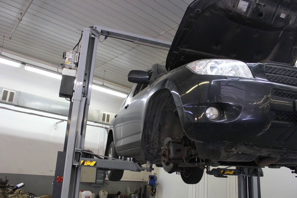 Рав4 на подъемнике в сервисе