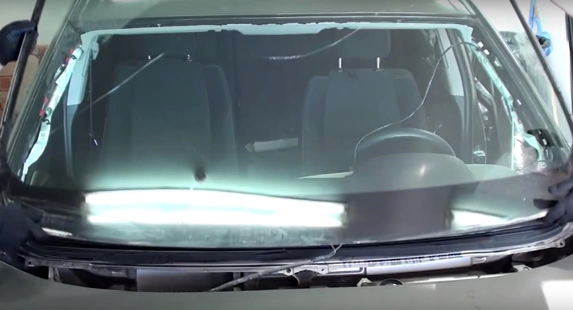 треснутое стекло на Рав 4