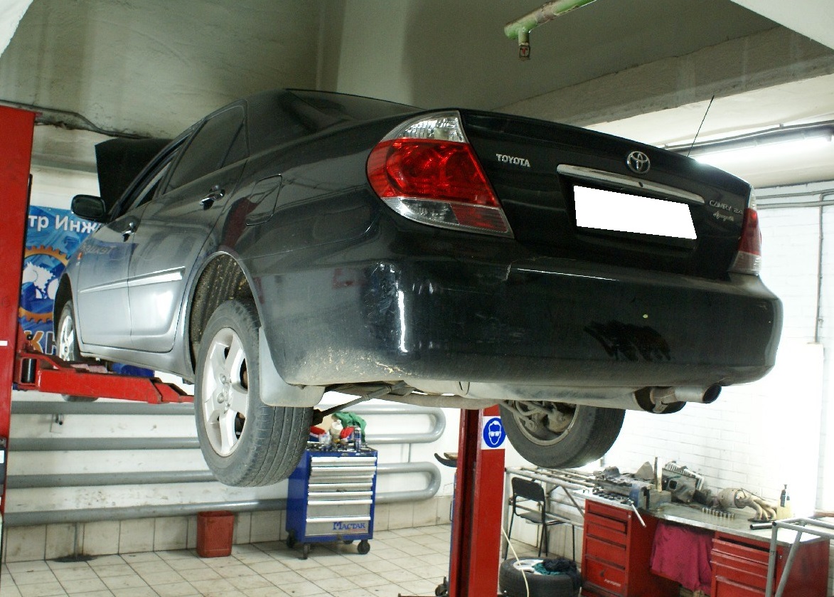 Камри в автосервисе на подъемнике
