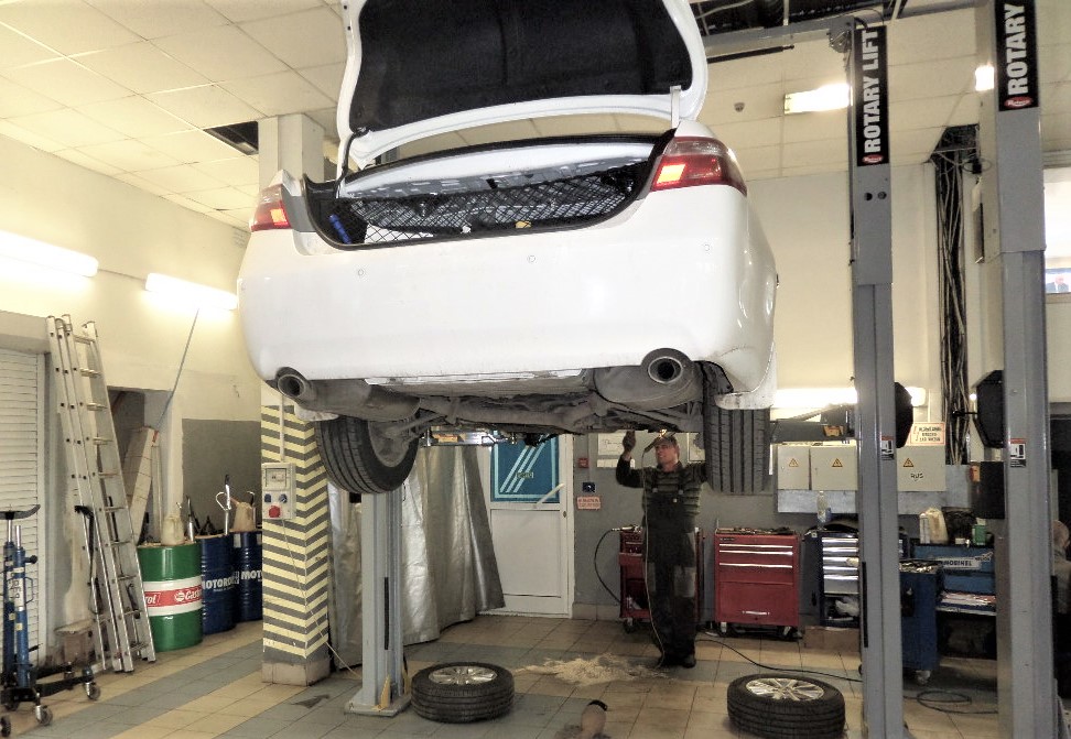 Тойота Камри на подъемнике