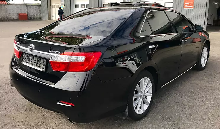 черная Камри