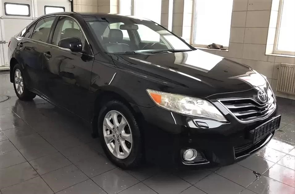 черная Камри в автосервисе