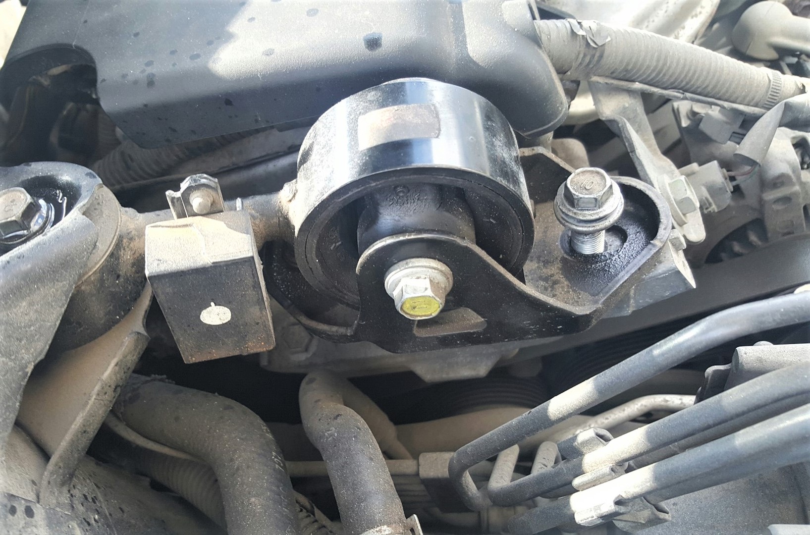 подушка двигателя на Тойоте Камри