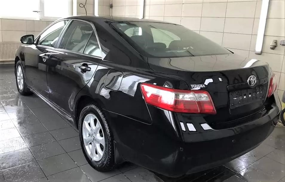 черная Тойота Камри