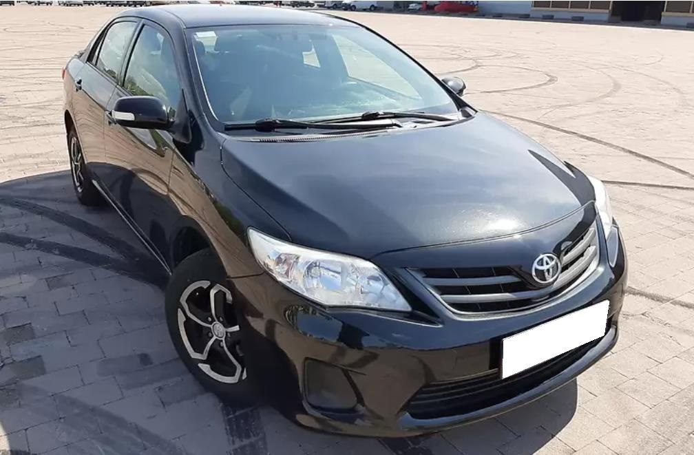 черная Тойота Королла