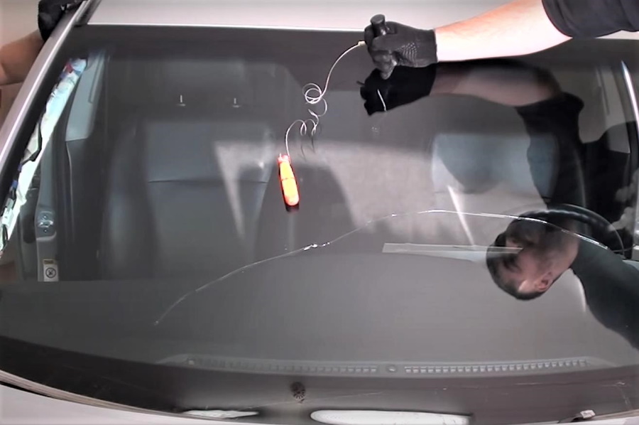 замена лобового стекла на Тойоте Хайлендер