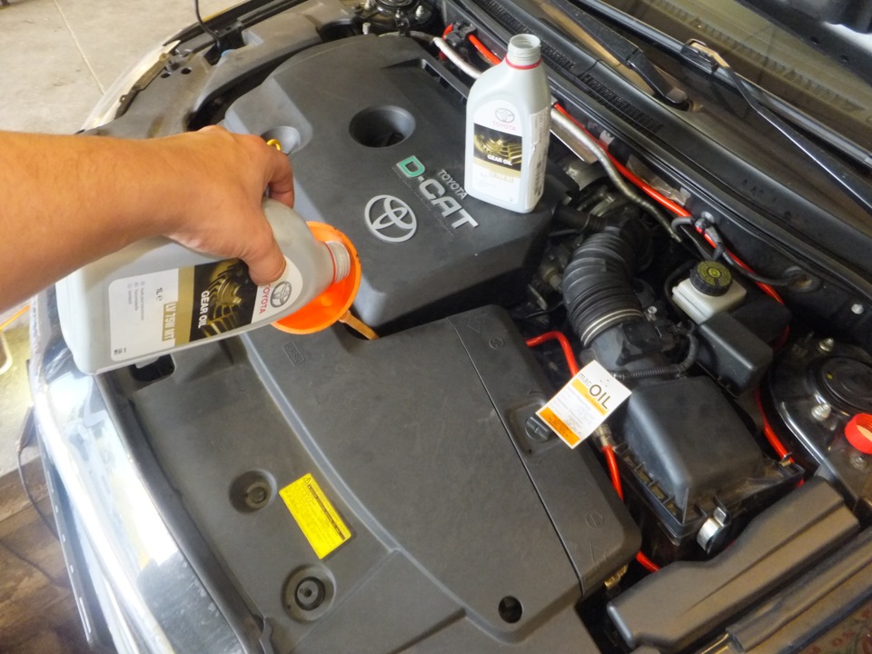 замена масла мкпп авенсис