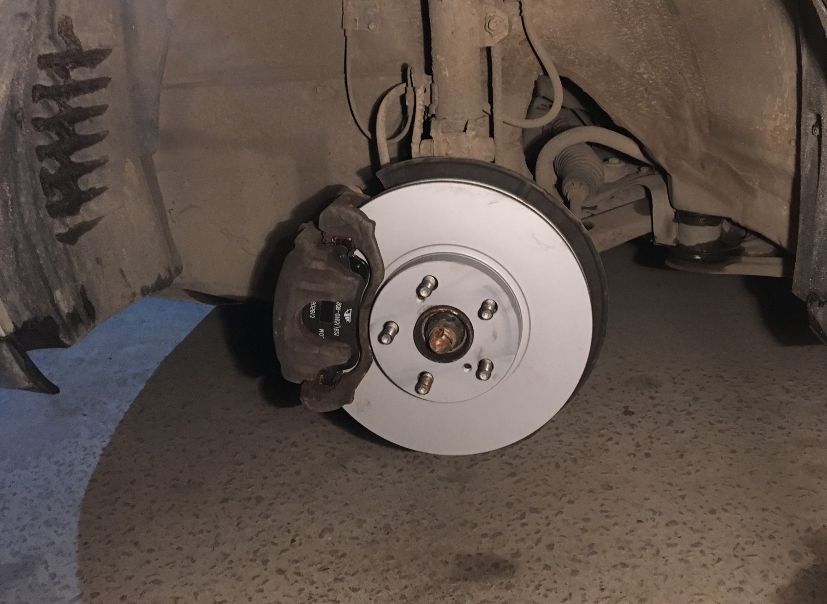 замена тормозных дисков авенсис