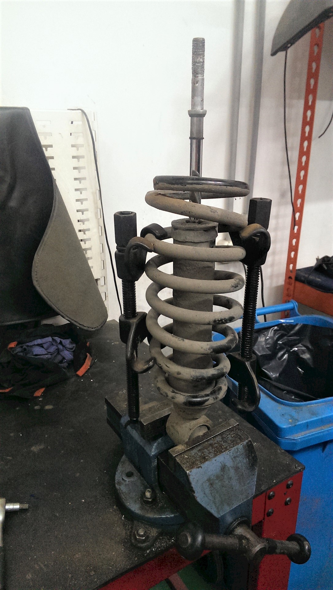 замена амортизатора тойота