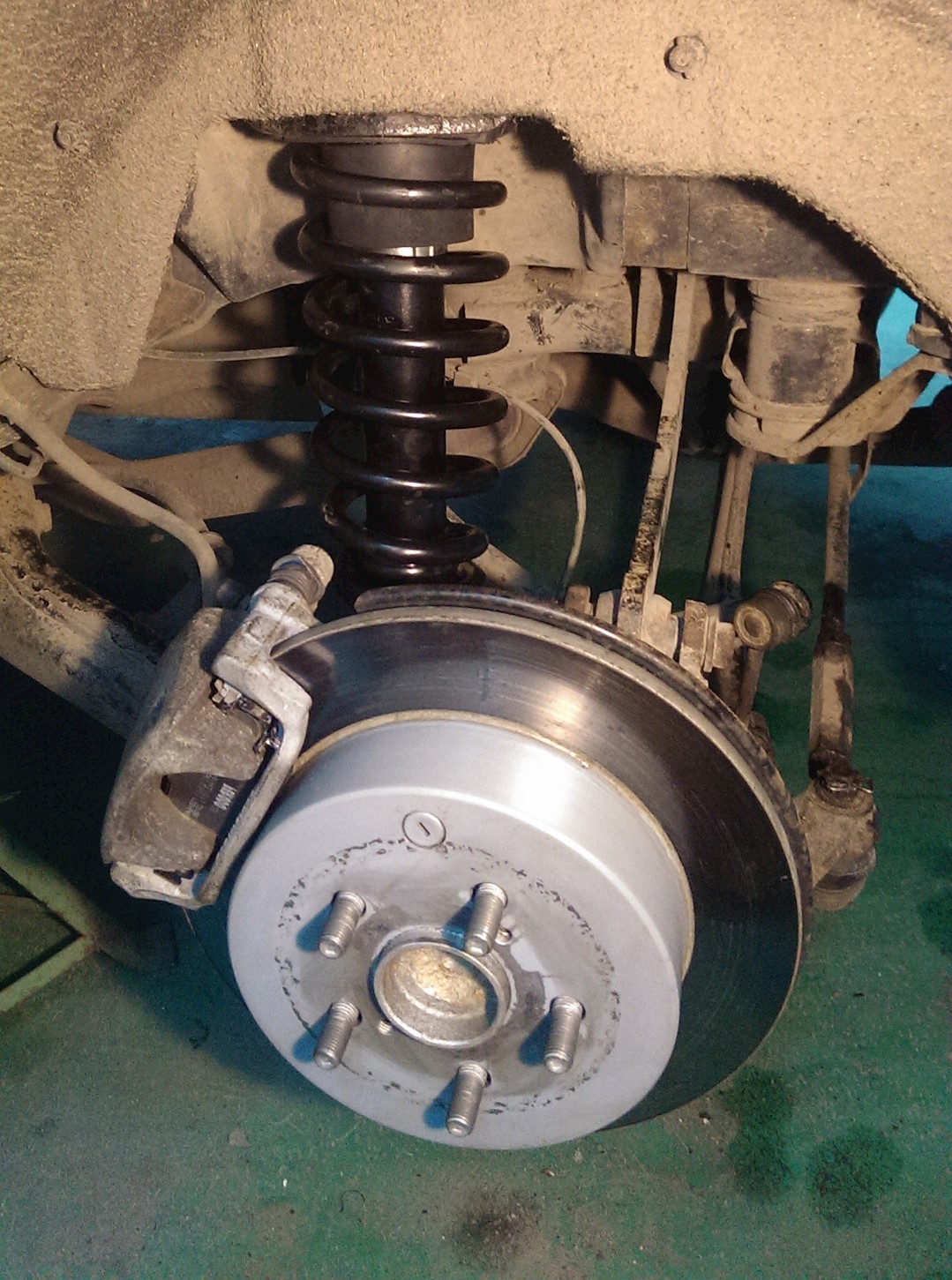 новая стойка на авенсис