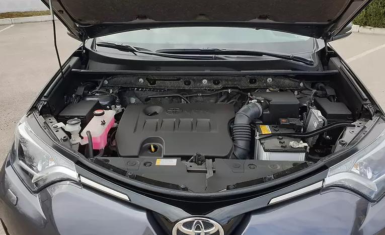 открытый капот на рав4