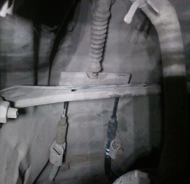 замена троса стояночного тормоза тойота