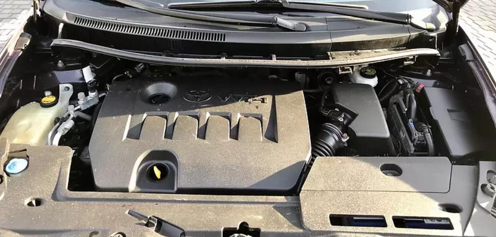 открытый капот аурис