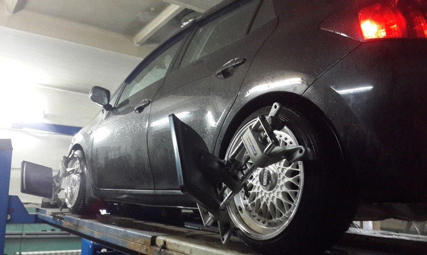 Тойота Аурис на стенде сход развала