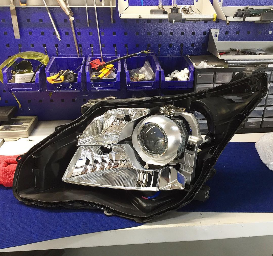 фара тойота авенсис