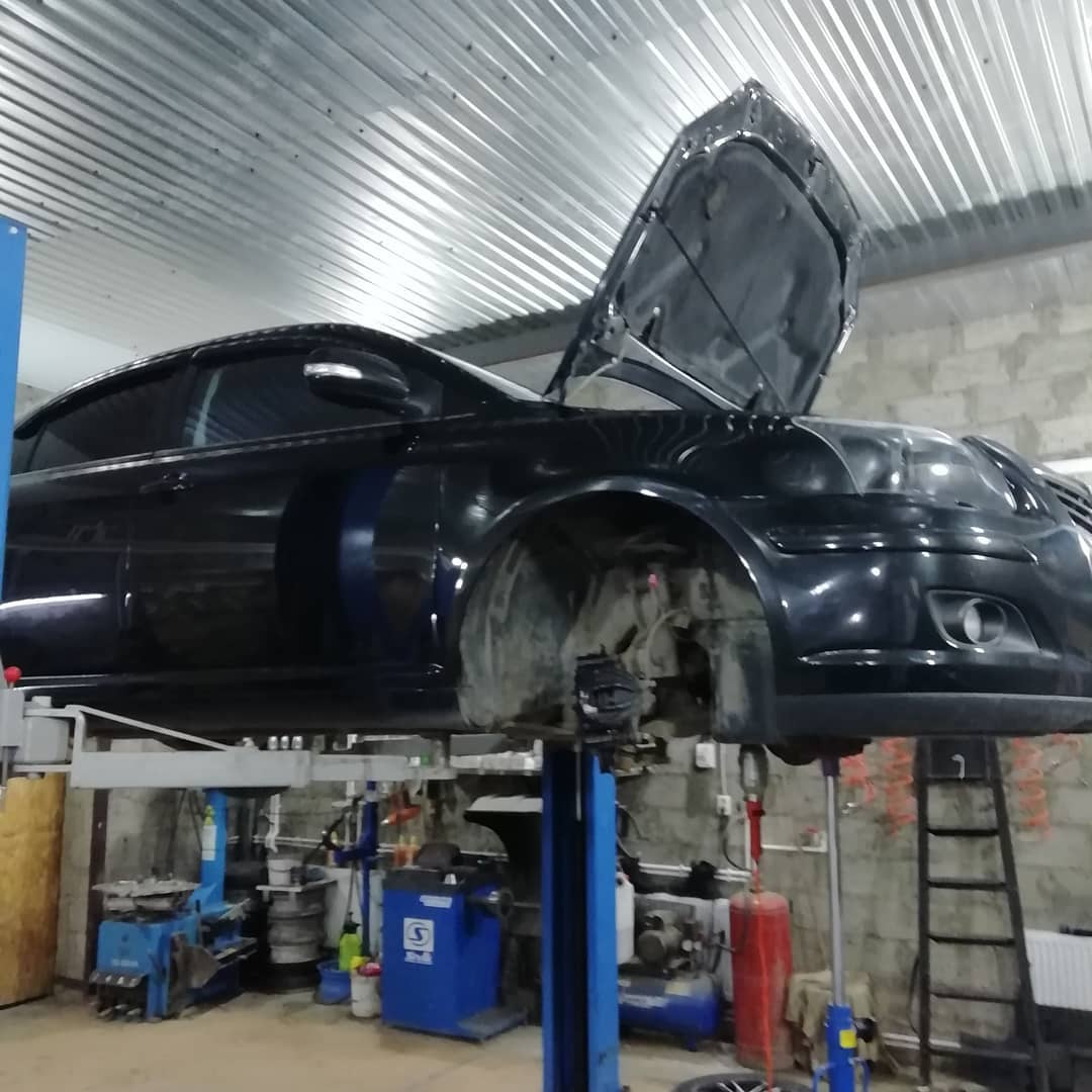 Авенсис на подъемнике