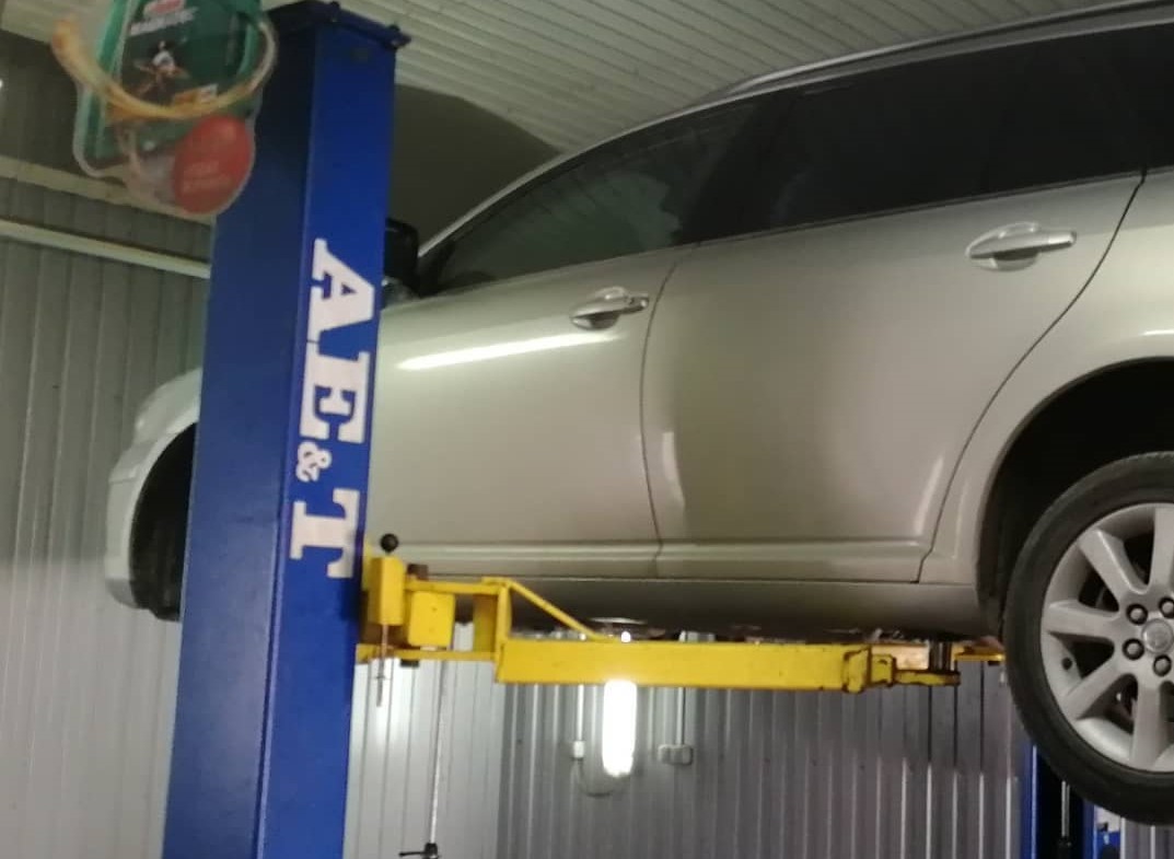 Авенсис на подъемнике