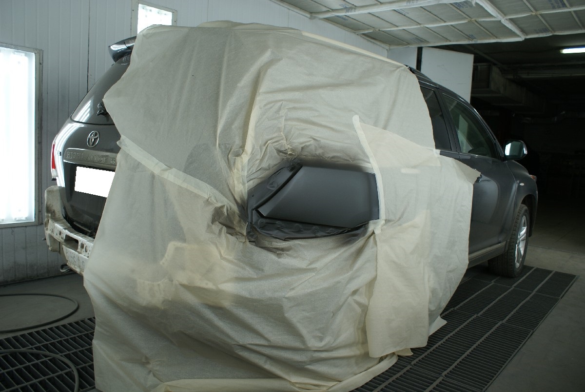 Ленд Крузер в покрасочной камере