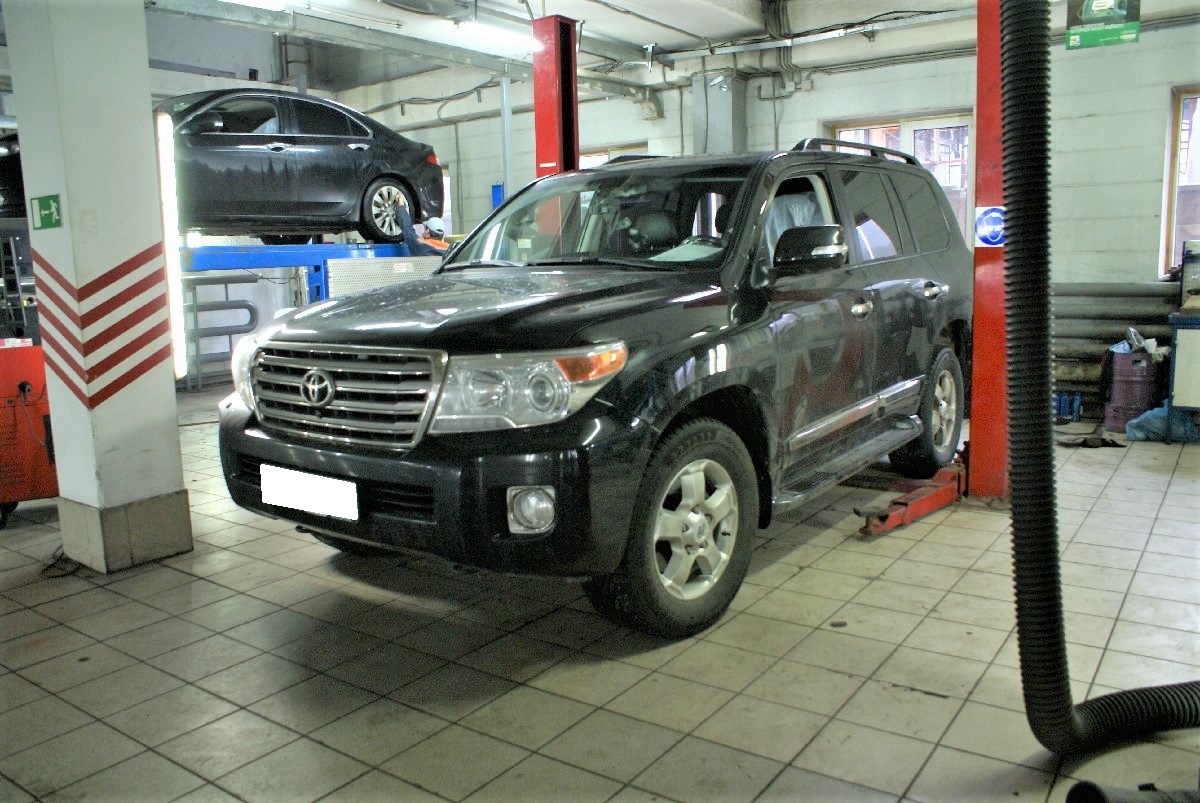 Тойота Ленд Крузер 200 в сервисе