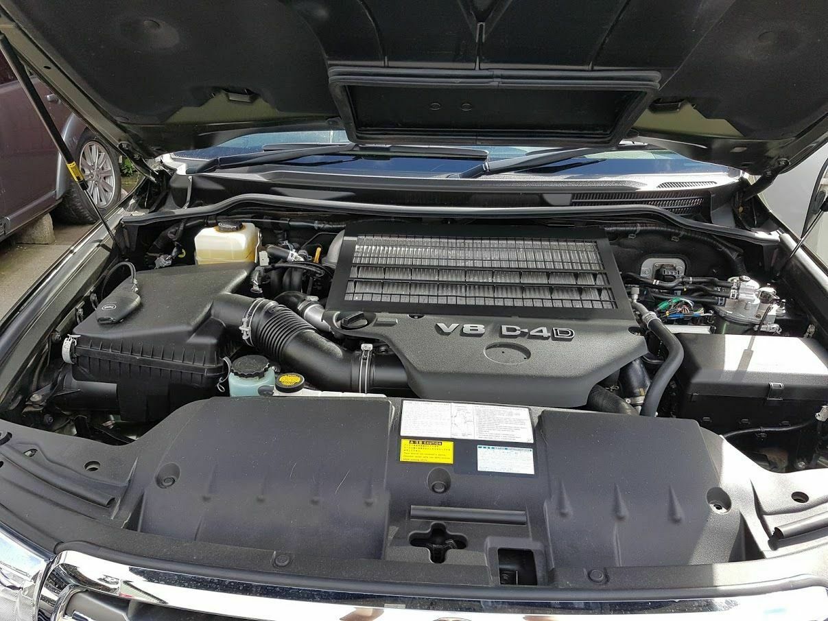 Тойота Ленд Крузер с открытым капотом