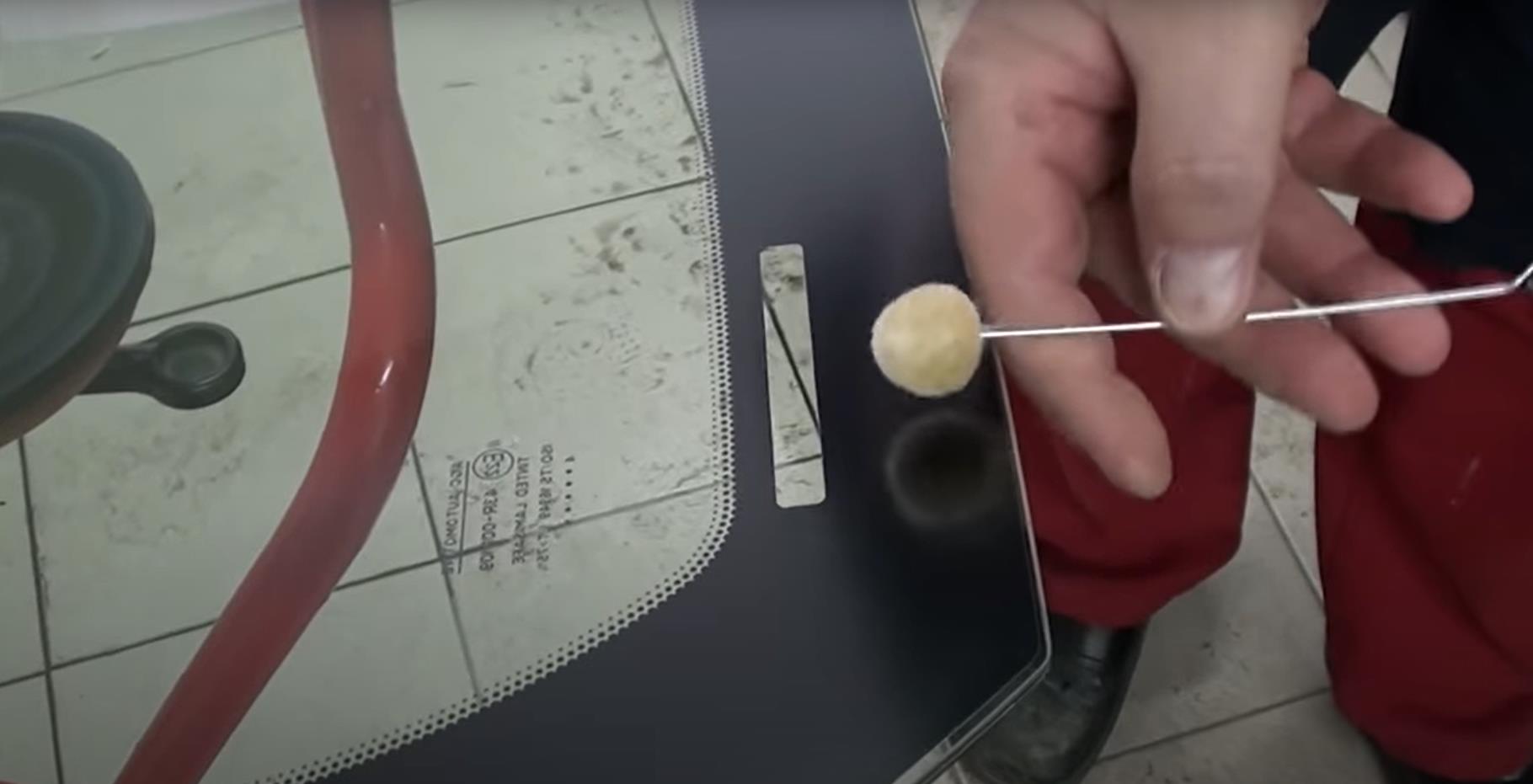 нанесение праймера на новое лобовое стекла на Ленд Крузер