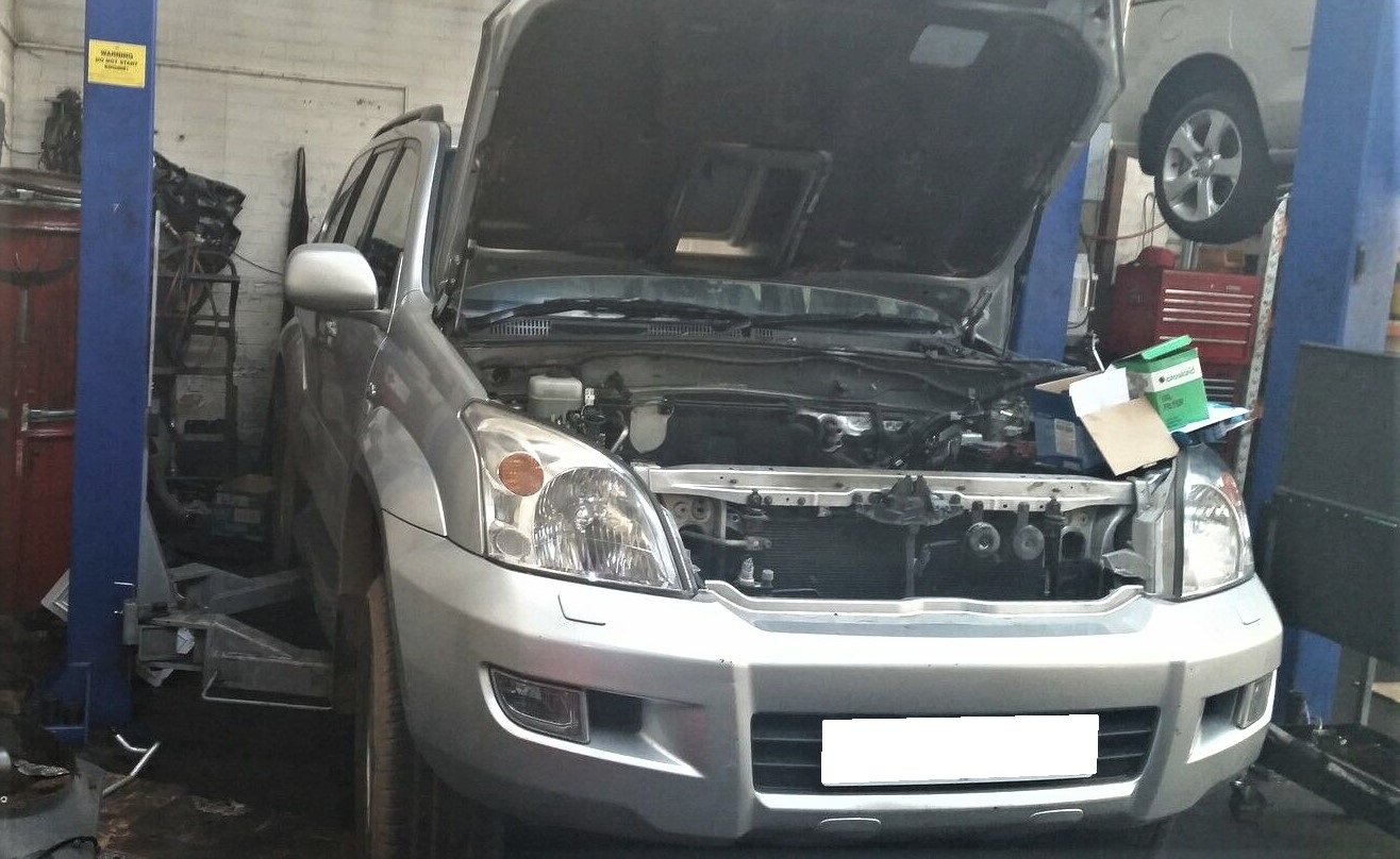 Тойота Ленд Крузер в автосервисе