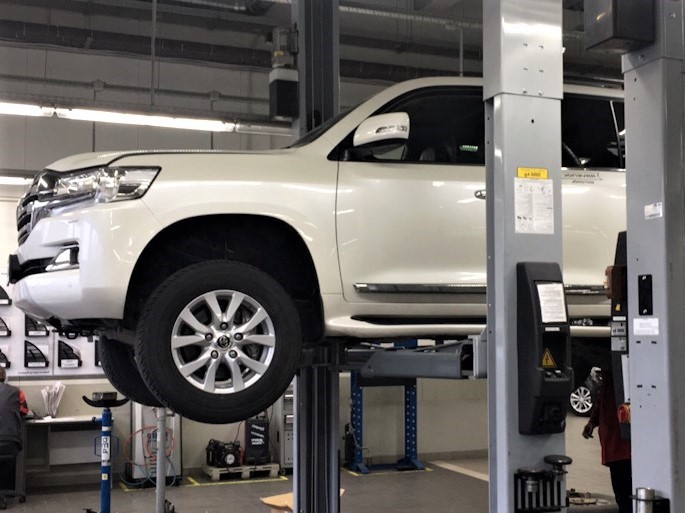 Ленд Крузер на подъемнике