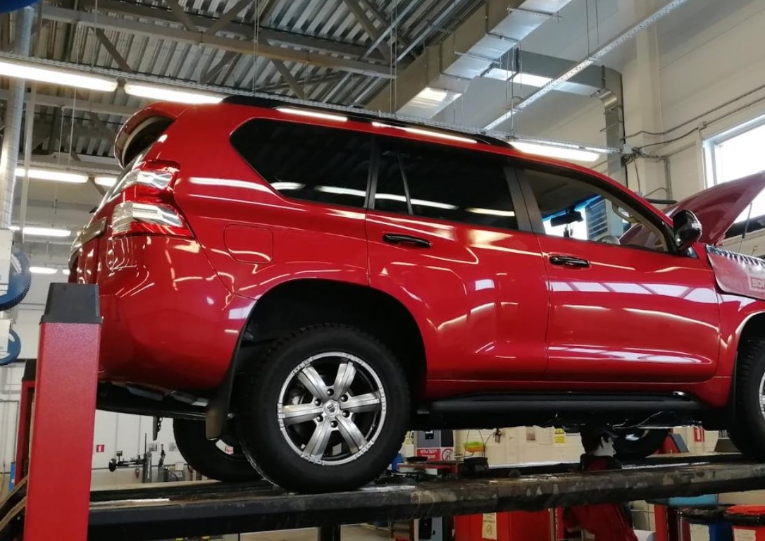 Тойота Ленд Крузер на подъемнике