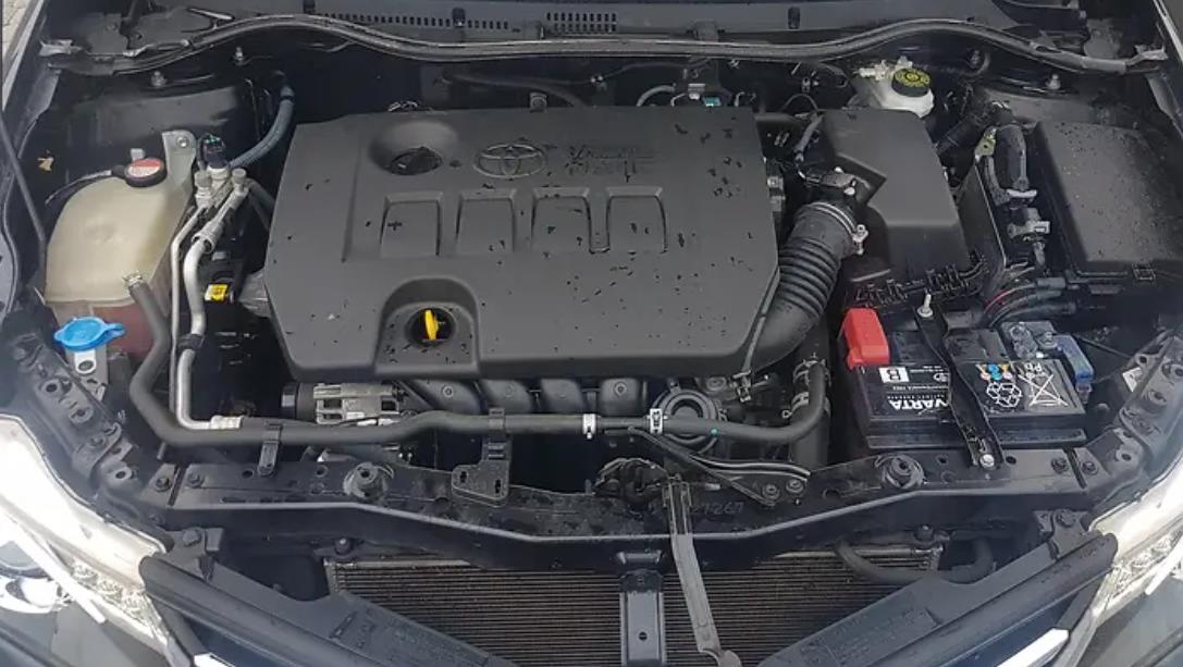 аурис с открытым капотом