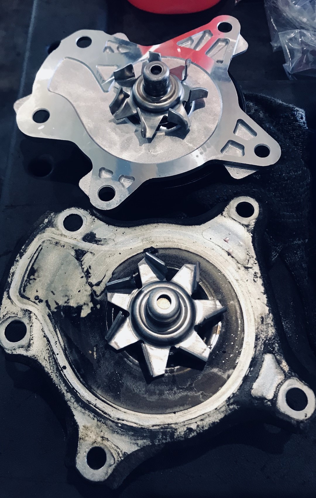 старая и новая помпа Тойота Аурис