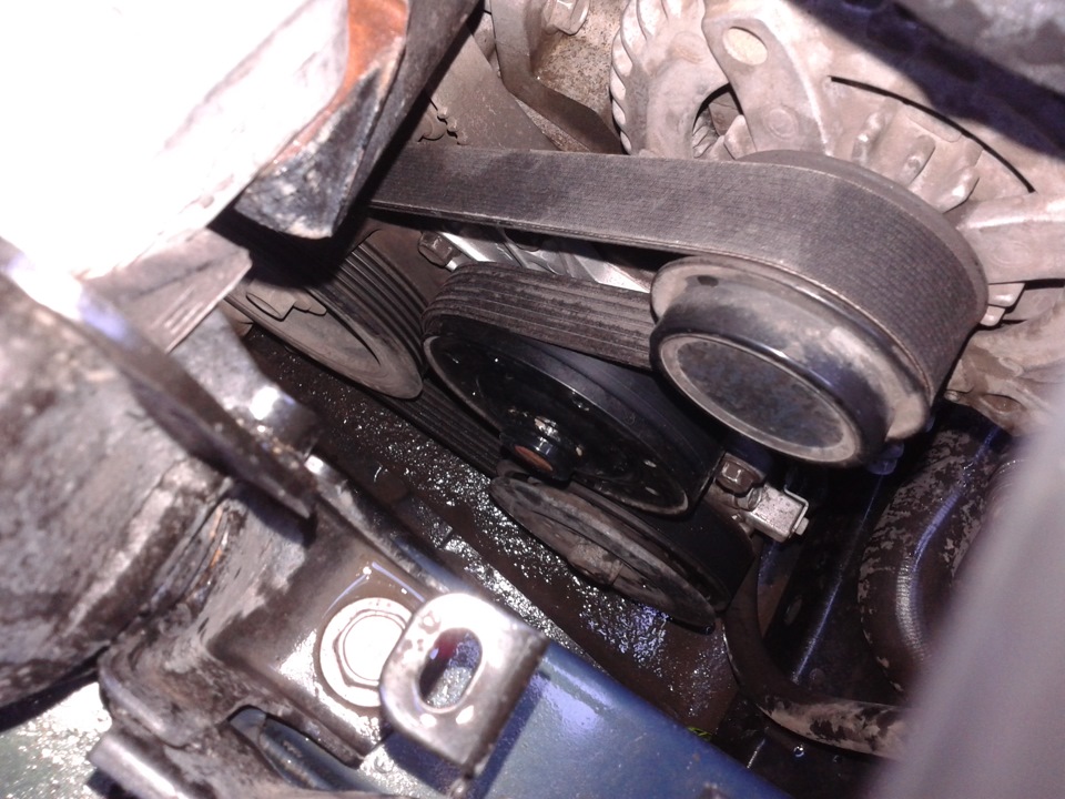 помпа течет Тойота Аурис