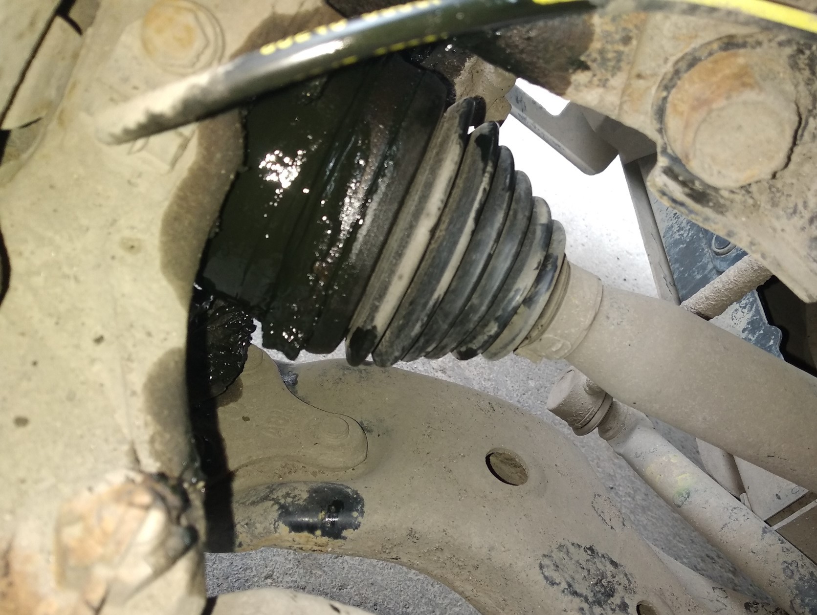 порванный пыльник ШРУСа