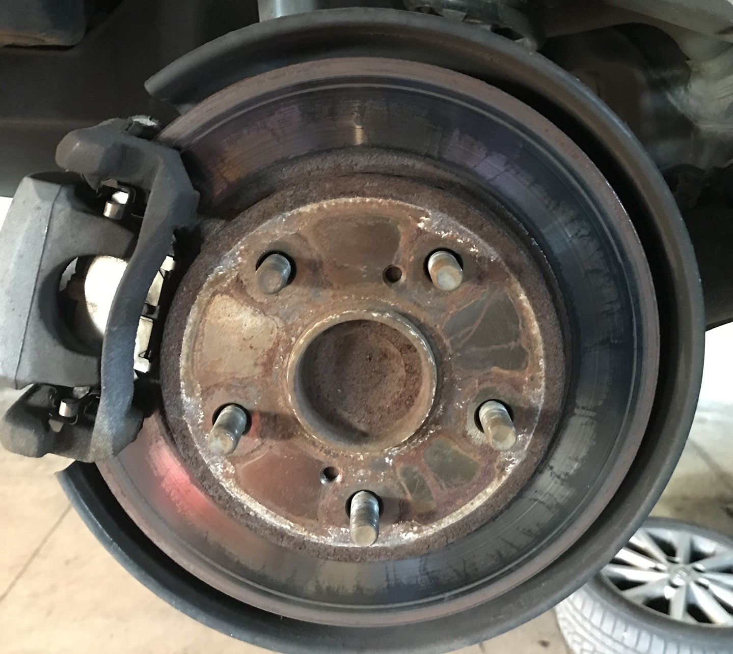 Замена задних колодок Тойота Аурис