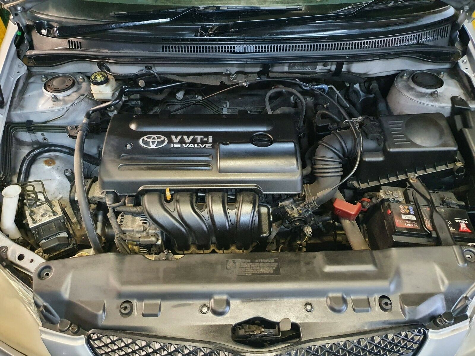 Тойота Королла с открытым капотом