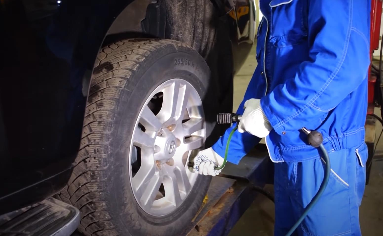 проверка давления шин в Ленд Крузере