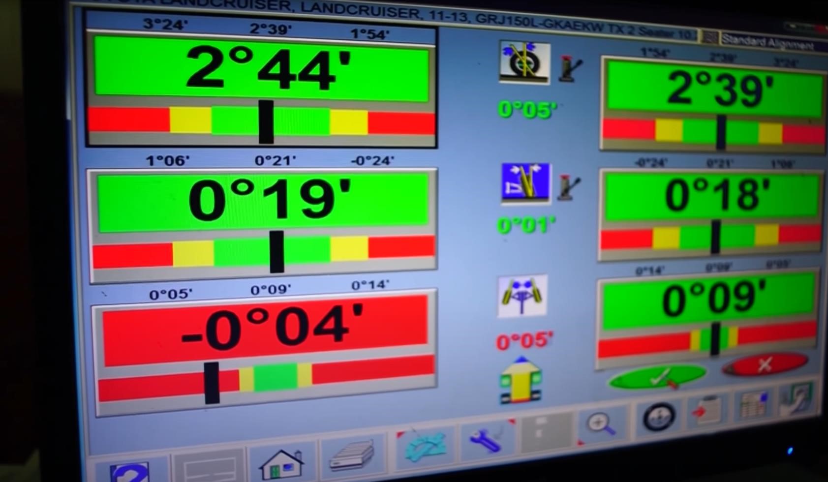 экран компьютера сход-развала