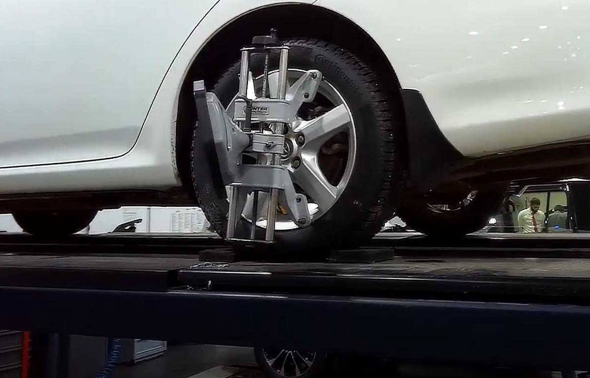 Тойота на развальном стенде