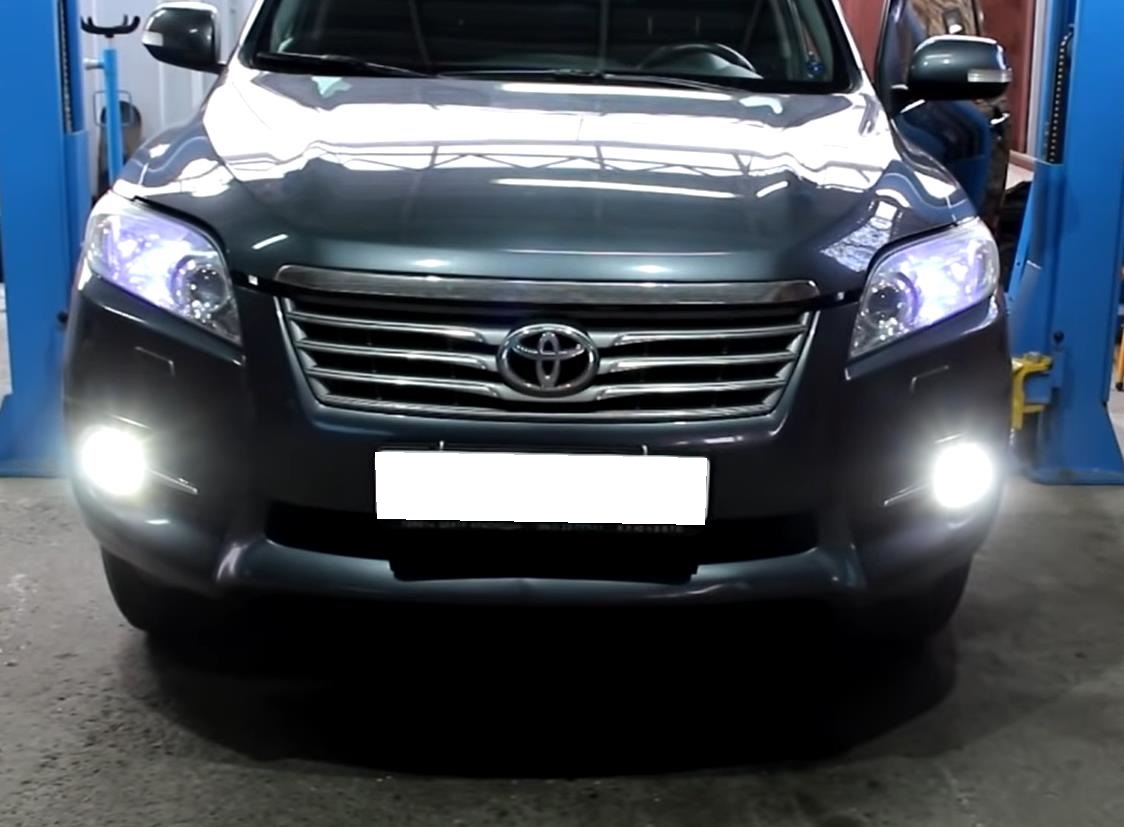 Тойота Рав 4 светит новыми противотуманными фарами