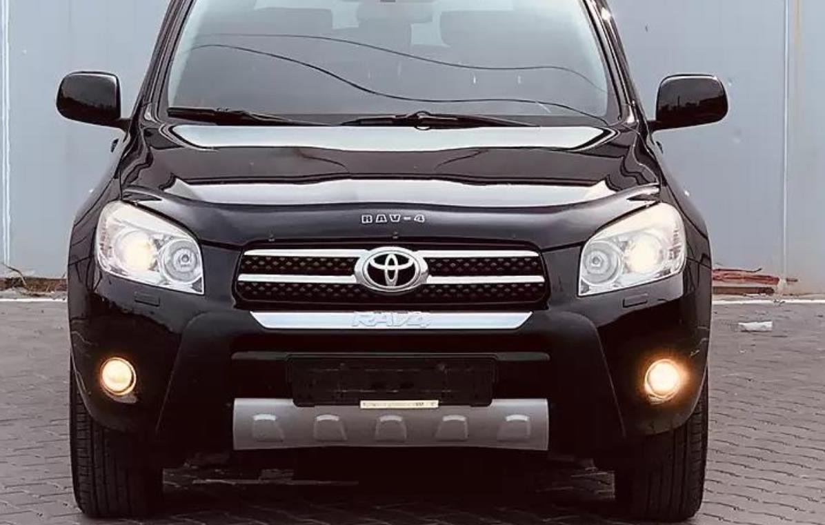 Черная Тойота Рав 4