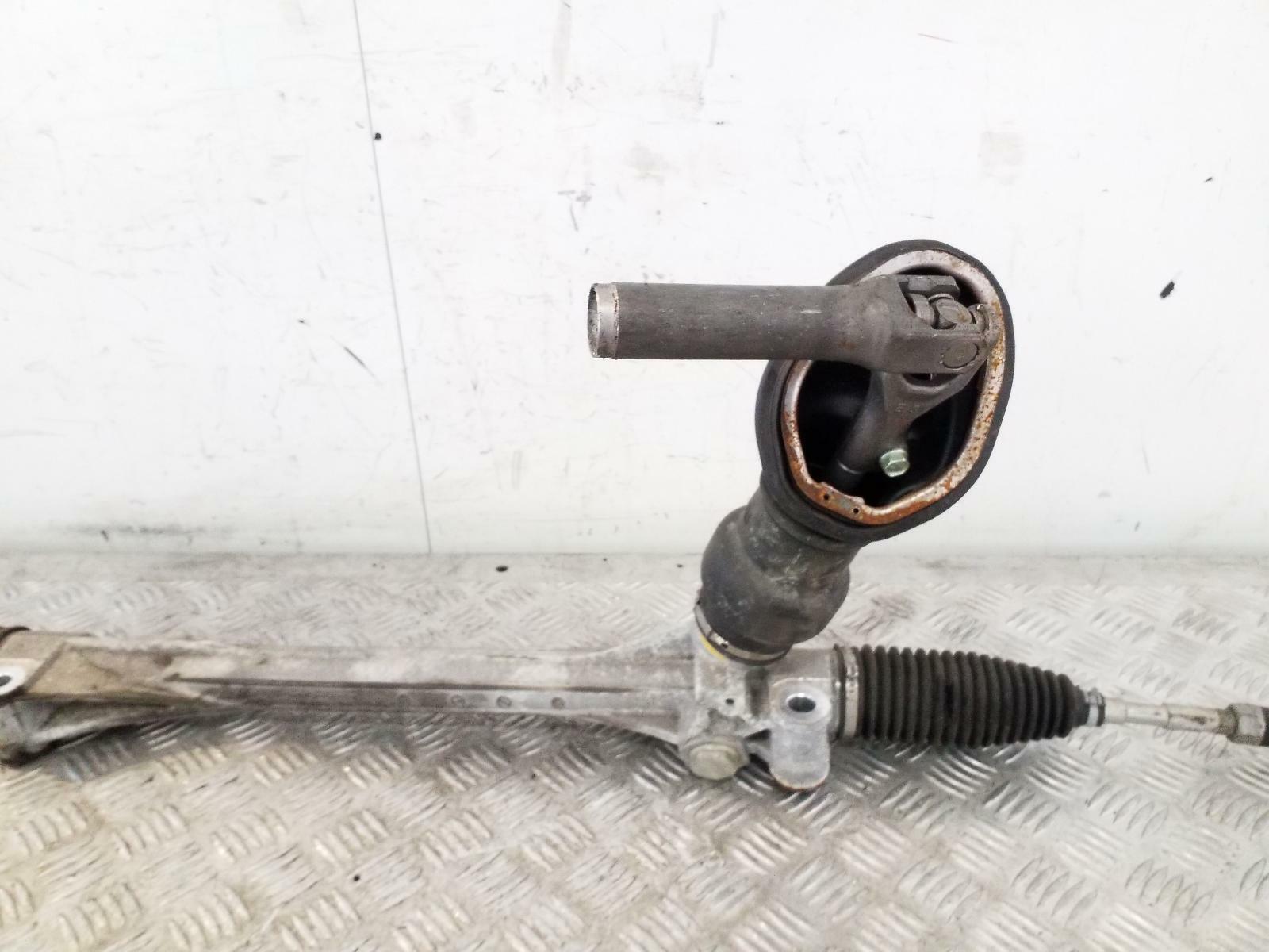 Демонтированная рулевая рейка