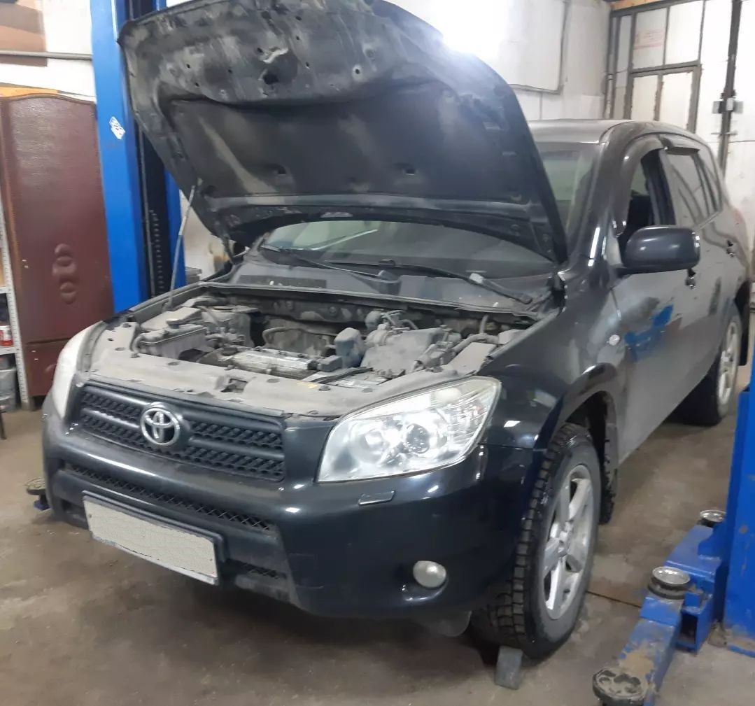 Рав 4 в автосервисе на подъемнике