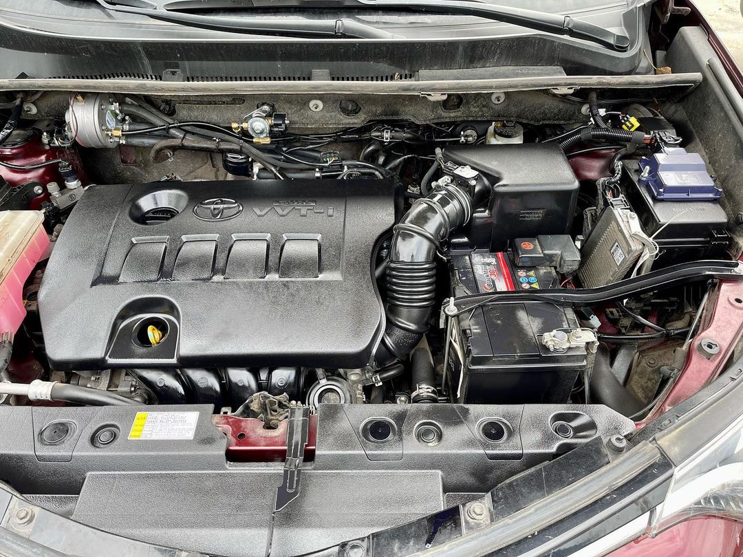 открытый капот Тойота Рав 4