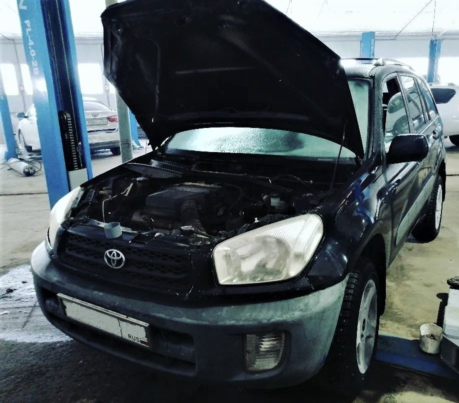 Тойота Рав 4 в сервисе на обслуживании