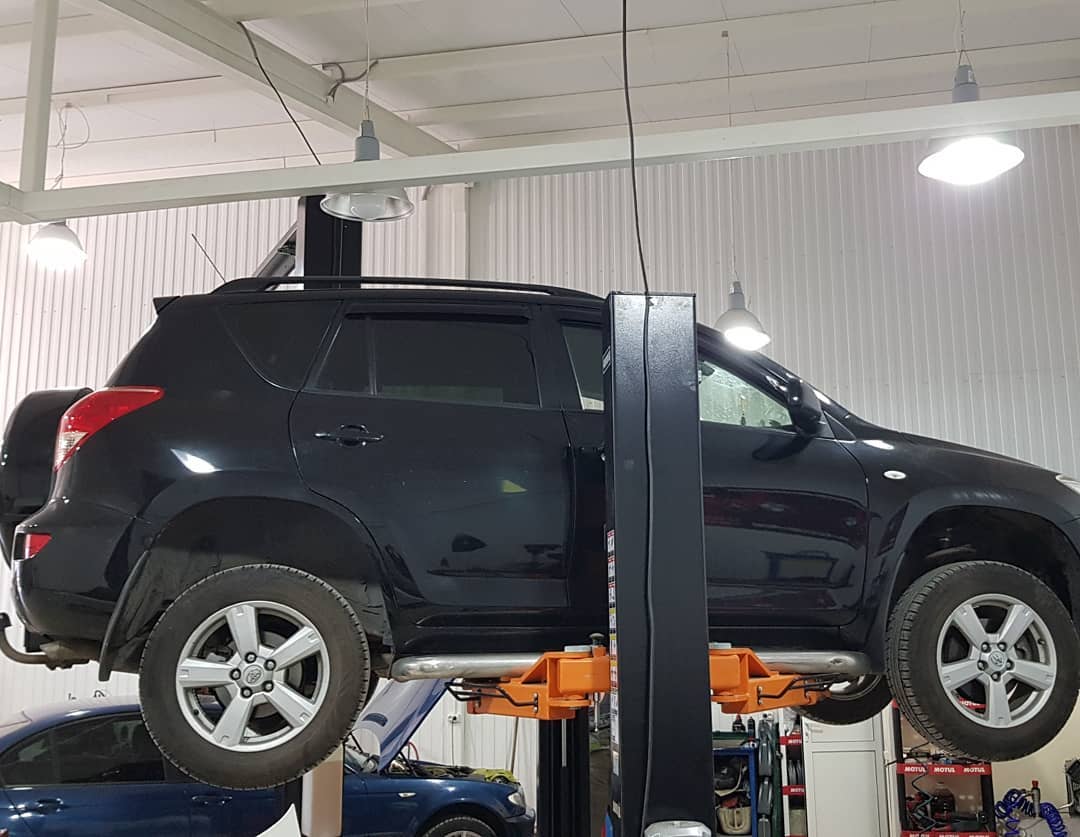 Тойота Рав 4 в автосервисе на подъемнике
