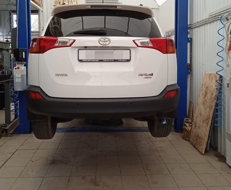 Тойота Рав 4 в автотехцентре на подъемнике