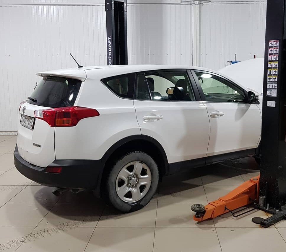 Тойота Рав 4 в автотехцентре