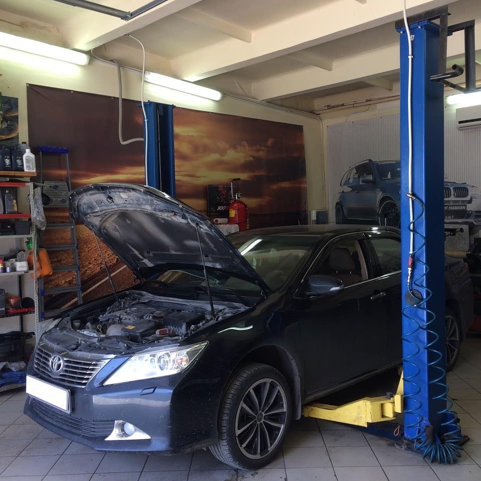 Тойота Камри в автосервисе на подъемнике