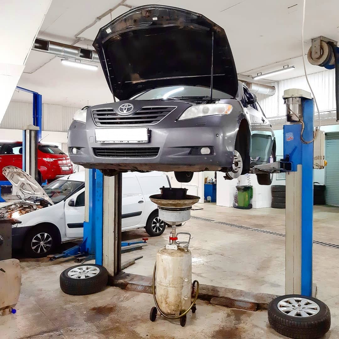 Тойота Камри в автосервисе на подъемнике