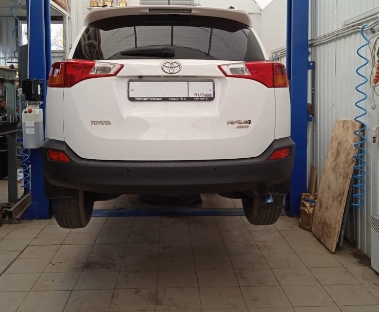 Рав 4 в сервисе на подъемнике