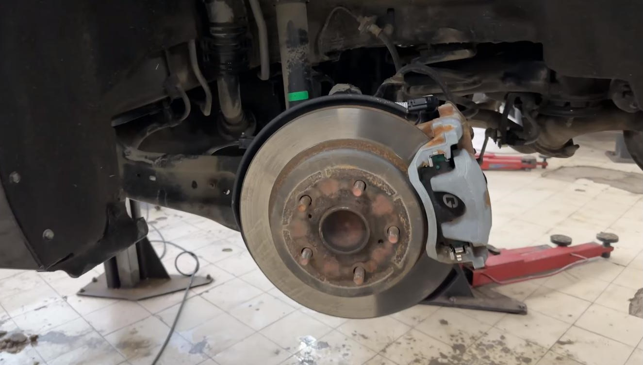 Замена задних колодок с электронным ручником Тойота Камри 70